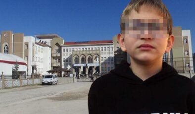 Kaburgası ve kafasına vurup sıraya fırlattı