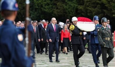 Devlet erkanı Atatürk’ün mozolesine çelenk bıraktı