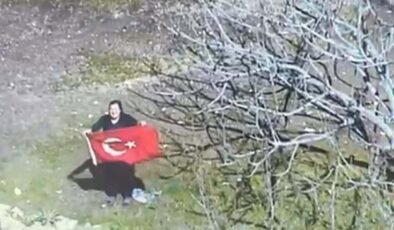 Helikopteri görür görmez Türk bayrağı açtı