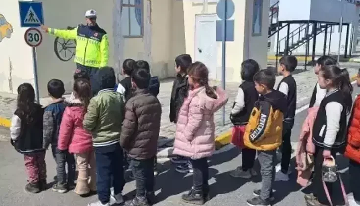 Kars’ta Öğrencilere Trafik Eğitimi Verildi