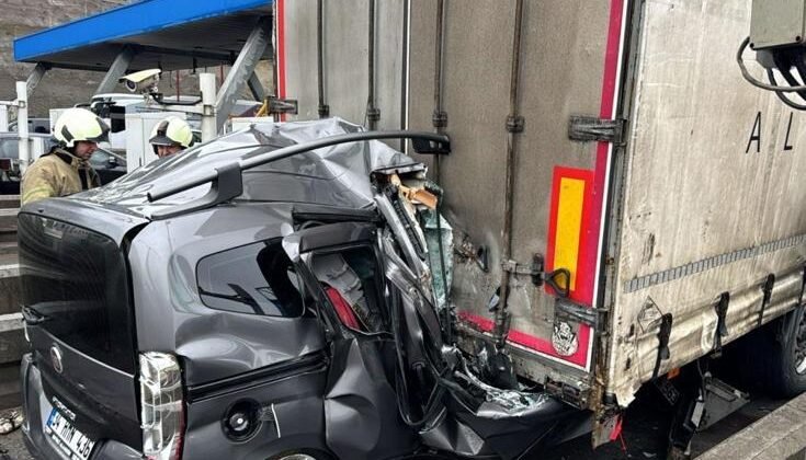 Otoyol gişelerinde yine kaza! Tırın altında kağıt gibi ezildi