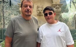 Babasının yuhalandığını görünce hemen telefona sarıldı