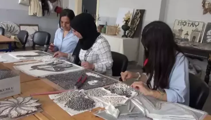 Kumlu’da Kadınlar Mozaik Sanatı ile Sosyalleşiyor