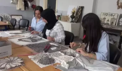Kumlu’da Kadınlar Mozaik Sanatı ile Sosyalleşiyor